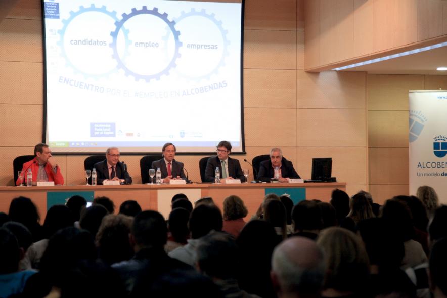 Encuentro por el #Empleo en Alcobendas - Alcalde saludando al público participante en las charlas.