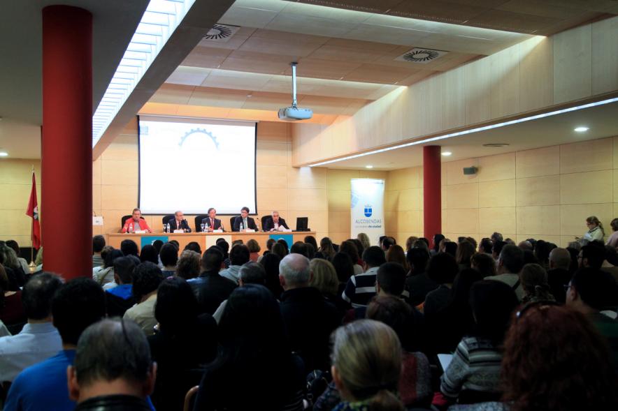 Encuentro por el #Empleo en Alcobendas - Alcalde saludando al público participante en las charlas.