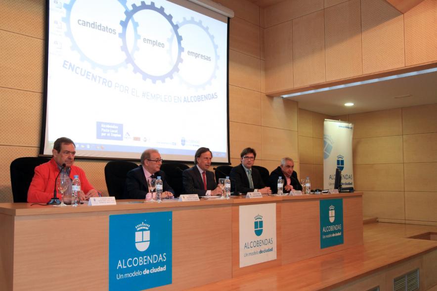Encuentro por el #Empleo en Alcobendas - Alcalde saludando al público participante en las charlas.