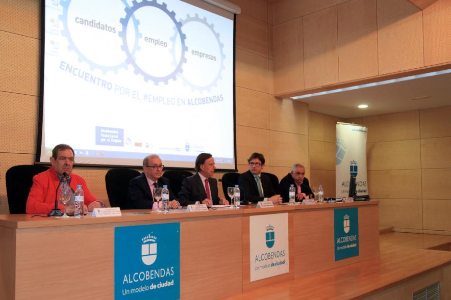 Encuentro por el #Empleo en Alcobendas -Alcalde saludando al público participante en las charlas.