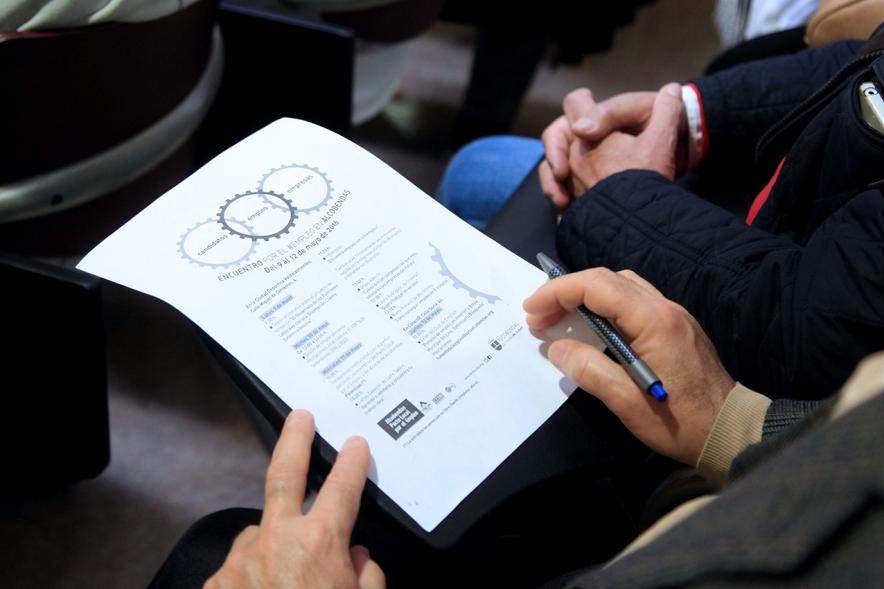 Encuentro por el #Empleo en Alcobendas - Asistente mirando folios.