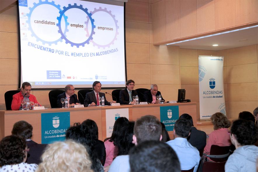 Encuentro por el #Empleo en Alcobendas -Alcalde saludando al público participante en las charlas.