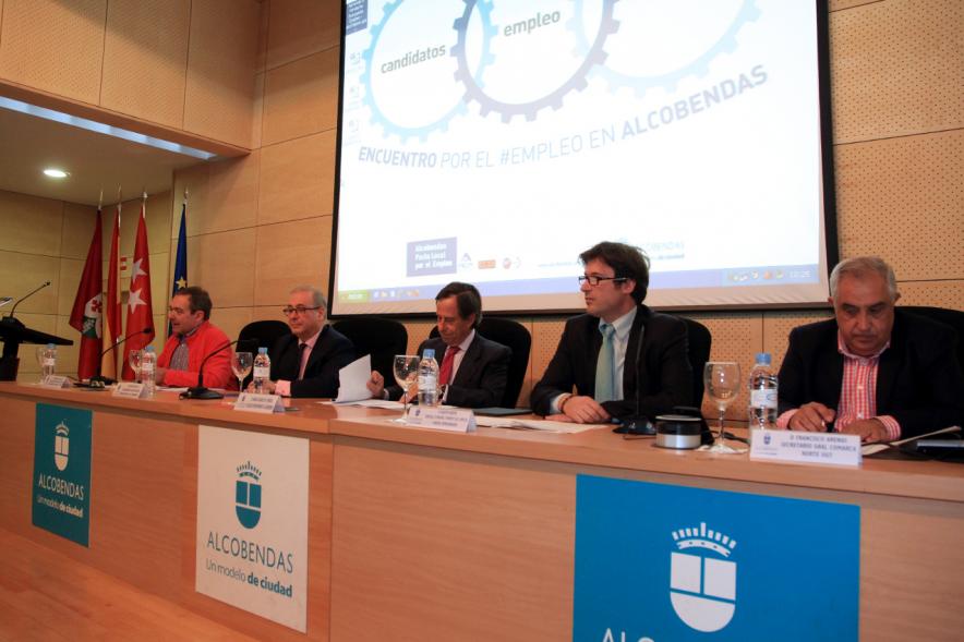Encuentro por el #Empleo en Alcobendas - Alcalde saludando al público participante en las charlas.