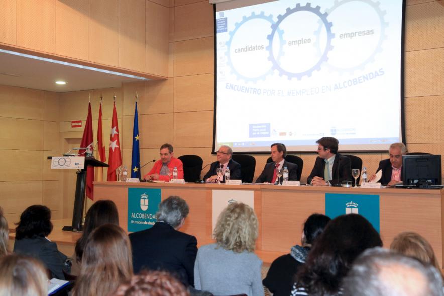 Encuentro por el #Empleo en Alcobendas - Alcalde saludando al público participante en las charlas.