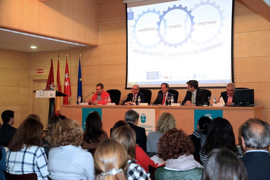 Encuentro por el #Empleo en Alcobendas - Alcalde saludando al público participante en las charlas.