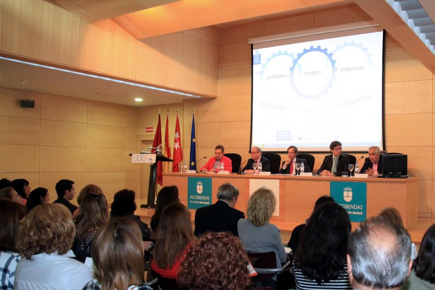 Encuentro por el #Empleo en Alcobendas - Alcalde saludando al público participante en las charlas.