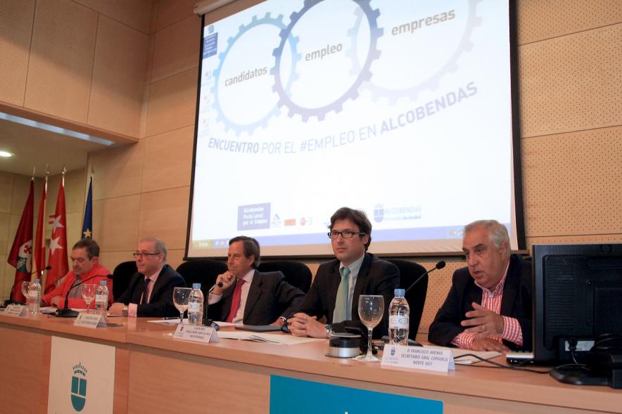 Encuentro por el #Empleo en Alcobendas - Alcalde saludando al público participante en las charlas.