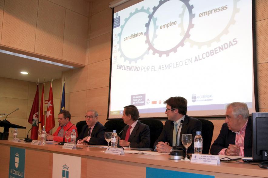 Encuentro por el #Empleo en Alcobendas -Orador impartiendo una charla.