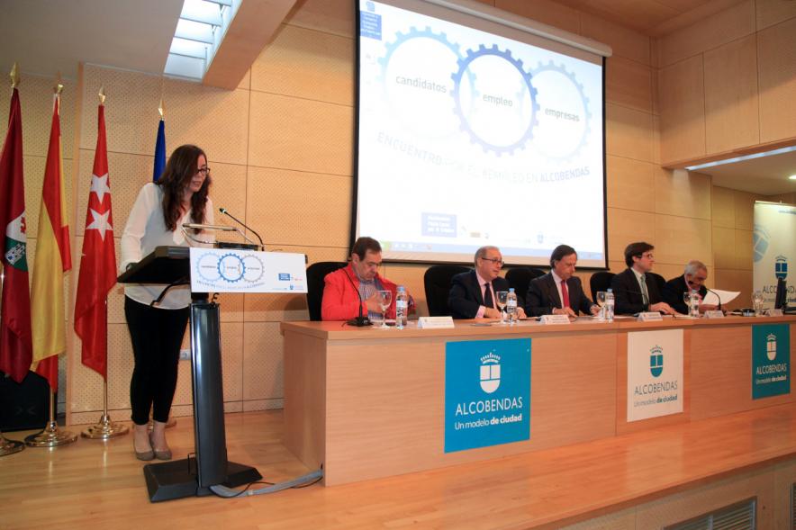 Encuentro por el #Empleo en Alcobendas - Oradora impartiendo una charla.