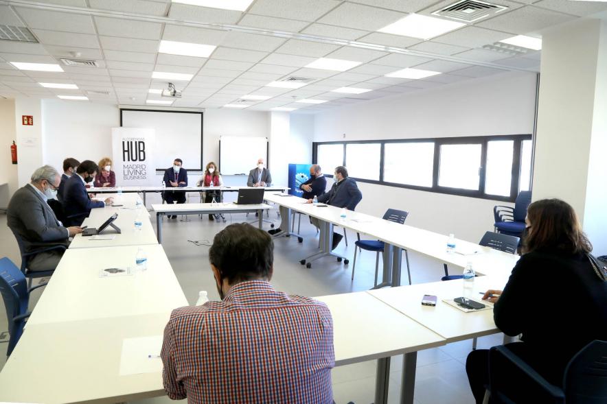 Autoridades y participantes al Encuentro con Comercializadoras en Alcobendas Hub - 2021
