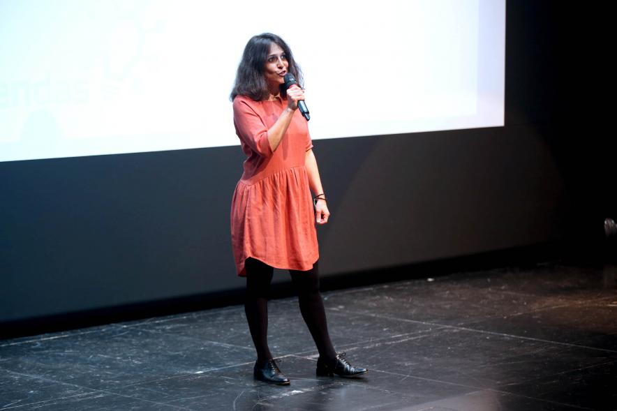 Semana contra la Violencia de Género - Encuentro con Oihane Ruíz - Primer plano de Oihane Ruiz, en el escenario.