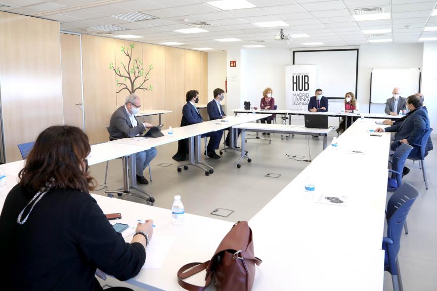 Autoridades y participantes al Encuentro con Comercializadoras en Alcobendas Hub - 2021