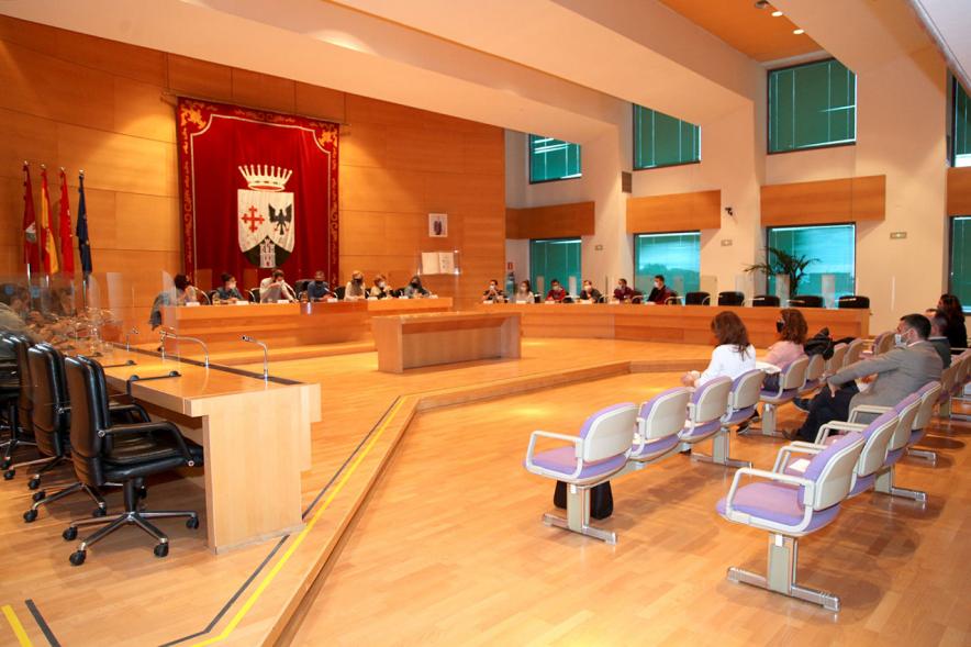 Encuentro de Jóvenes con Políticos - Imagen panorámica del Salón de Plenos.