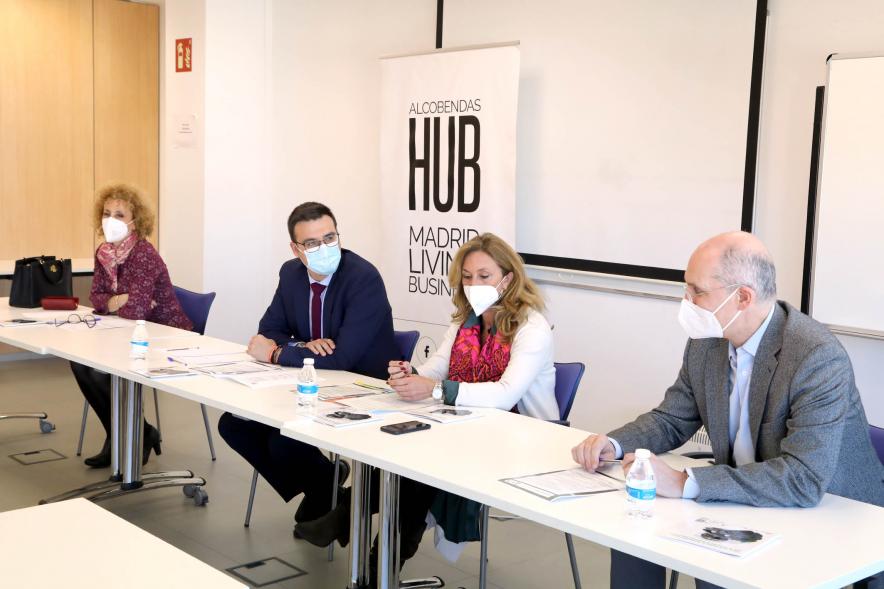 Alcalde Rafael Sanchez , concejal Inmaculada Puyalto y Participantes al Encuentro con Comercializadoras en Alcobendas Hub – 2021