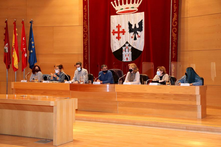 Encuentro de Jóvenes con Políticos - Imagen de la mesa presidencial presidida por el alcalde Rafael Sánchez Acera.