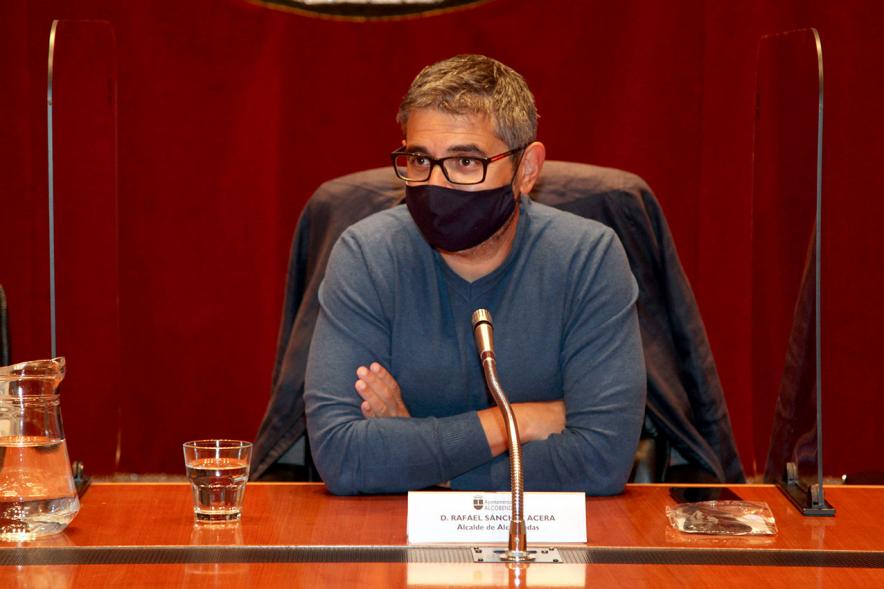 Encuentro de Jóvenes con Políticos - Imagen del alcalde Rafael Sánchez Acera presidiendo el encuentro con jóvenes.