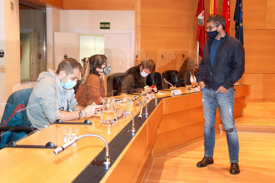 Encuentro de Jóvenes con Políticos - Imagen del alcalde Rafael Sánchez Acera charlando con jóvenes.