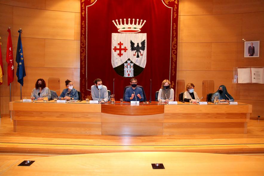 Encuentro de Jóvenes con Políticos - Imagen de la mesa presidencial presidida por el alcalde Rafael Sánchez Acera.