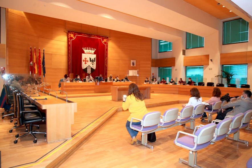 Encuentro de Jóvenes con Políticos - Imagen panorámica del Salón de Plenos.