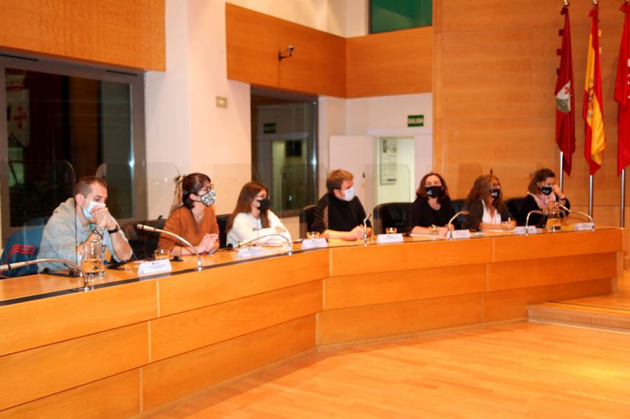 Encuentro de Jóvenes con Políticos - Imagen de jóvenes y políticos sentados en el salón de plenos.