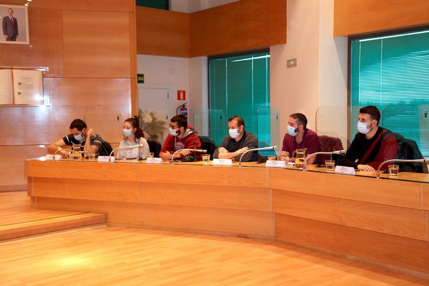 Encuentro de Jóvenes con Políticos - Imagen de participantes el encuentro.