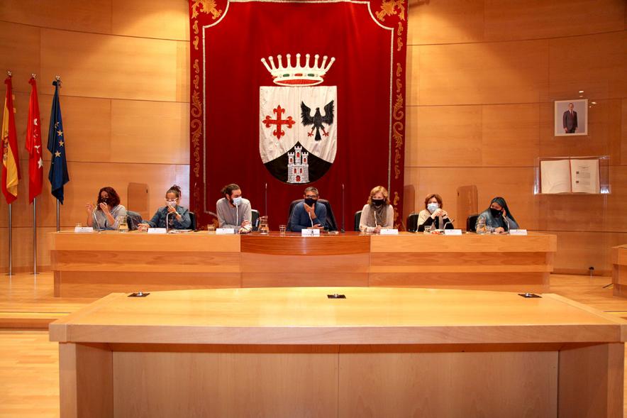 Encuentro de Jóvenes con Políticos - Imagen de la mesa presidencial presidida por el alcalde Rafael Sánchez Acera.