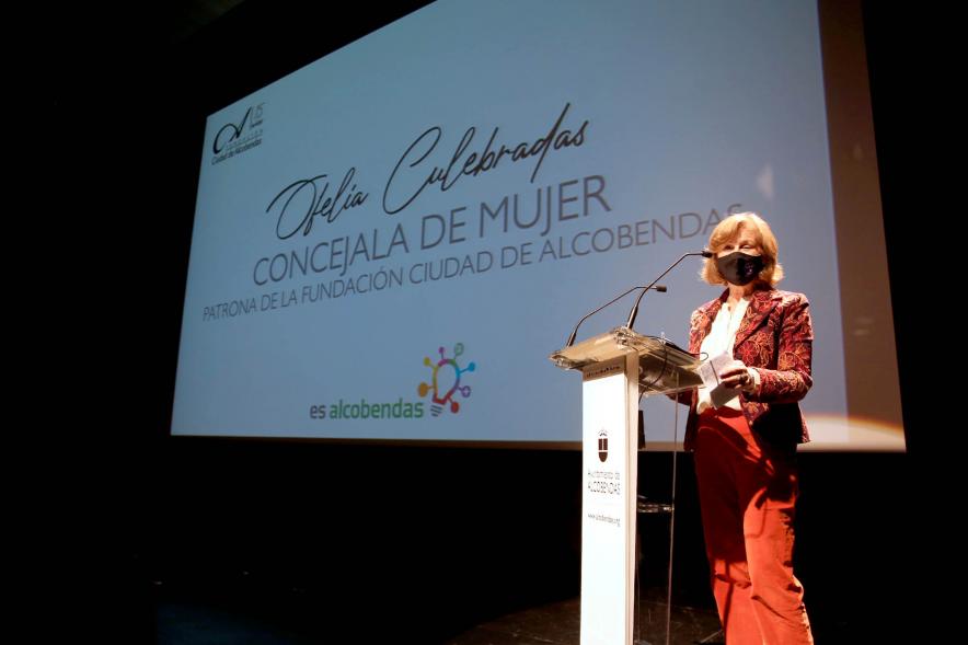Semana contra la Violencia de Género - Encuentro con Oihane Ruíz - Primer plano de Ofelia Culebradas junto a la proyección con su nombre y cargo.