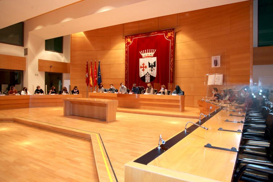 Encuentro de Jóvenes con Políticos - Imagen panorámica del Salón de Plenos.