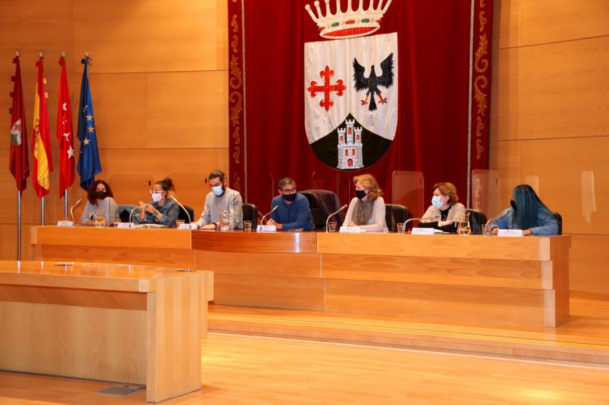 Encuentro de Jóvenes con Políticos - Imagen de la mesa presidencial presidida por el alcalde Rafael Sánchez Acera.