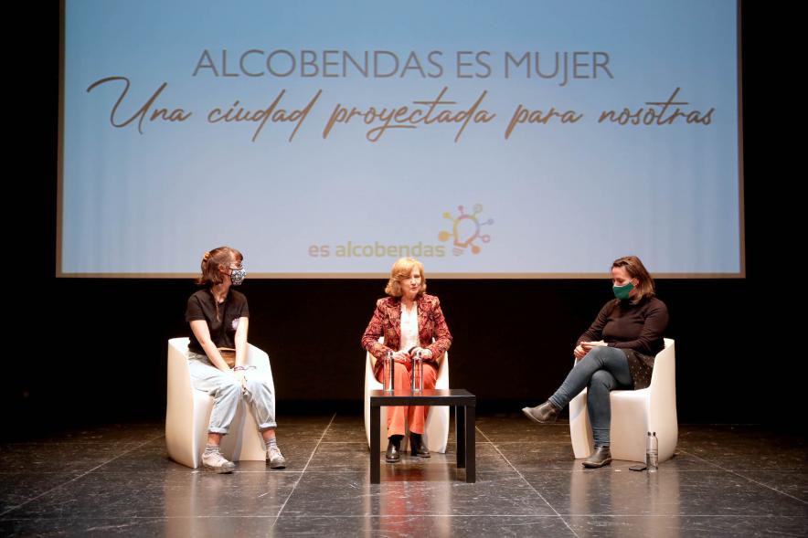 Semana contra la Violencia de Género - Encuentro con Oihane Ruíz - Primer plano de la charla de  Ofelia  Culebradas, concejalía de Mujer, con dos participantes.