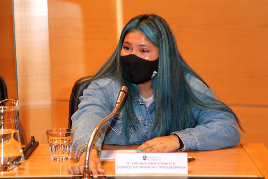 Encuentro de Jóvenes con Políticos - Imagen del momento de una intervención por parte del Consejo de Infancia u Adolescencia Fabiana Sinai.