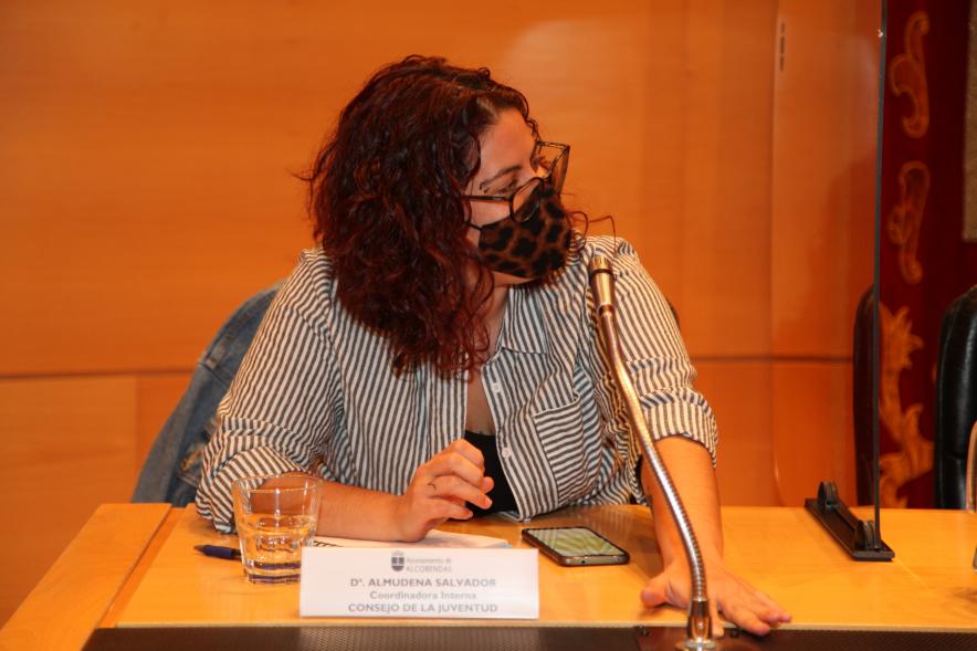 Encuentro de Jóvenes con Políticos - Imagen del momento de una intervención por parte del Consejo de la Juventud Almudena Salvador.