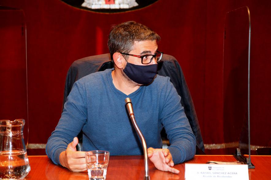 Encuentro de Jóvenes con Políticos - Imagen del momento de una intervención del alcalde Rafael Sánchez Acera.