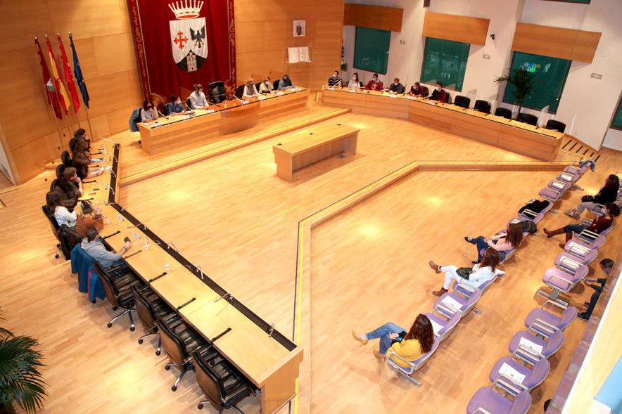 Encuentro de Jóvenes con Políticos - Imagen cenital del Salón de Plenos.