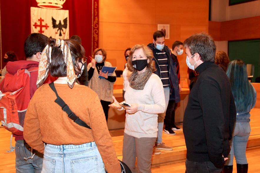 Encuentro de Jóvenes con Políticos - Imagen de políticos y jóvenes charlando.