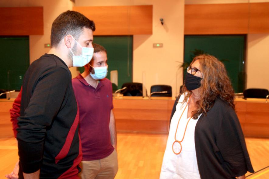 Encuentro de Jóvenes con Políticos - Imagen de la edil Inmaculada Puyalto charlando con unos jóvenes.