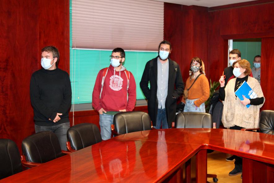 Encuentro de Jóvenes con Políticos - Imagen de la llegada al Salón de Plenos de los participantes.