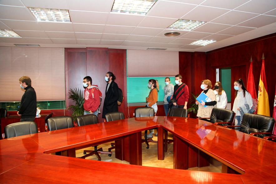 Encuentro de Jóvenes con Políticos - Imagen de la llegada al Salón de Plenos de los participantes.