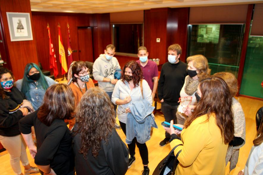 Encuentro de Jóvenes con Políticos - Imagen de políticos y jóvenes charlando.