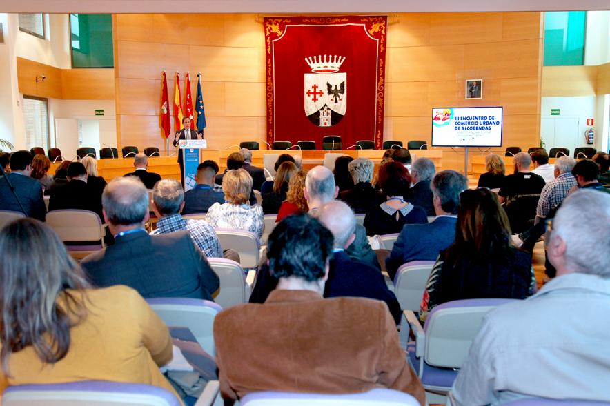 IIIer Encuentro de Comercio Urbano - Imagen lejana del alcalde García de Vinuesa dirigiéndose al público asistente.