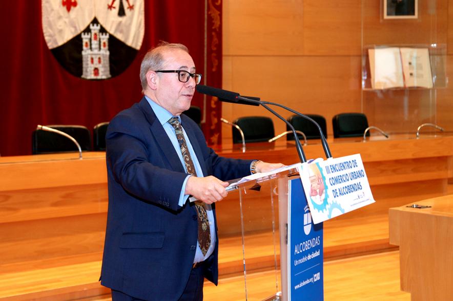 IIIer Encuentro de Comercio Urbano - Imagen de un momento de uno de los conferenciantes dirigiéndose al público asistente.