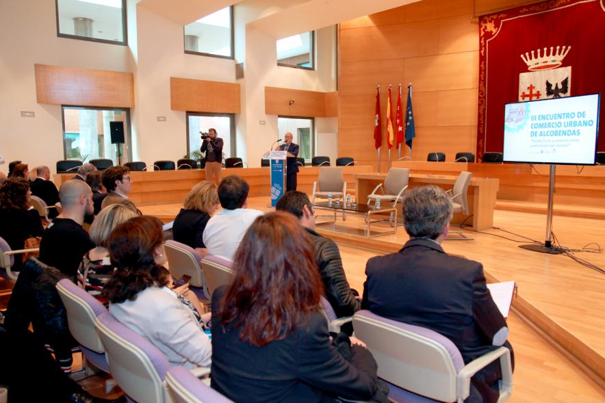 IIIer Encuentro de Comercio Urbano -  Imagen vista general del salón de plenos del ayuntamiento de Alcobendas donde se celebra el evento.
