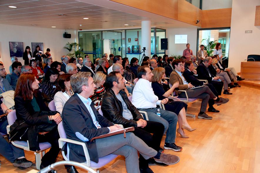 IIIer Encuentro de Comercio Urbano - Imagen del público asistente y diversas autoridades, entre ellas podemos distinguir al alcalde García de Vinuesa.