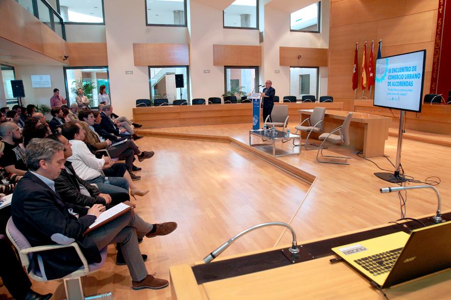 IIIer Encuentro de Comercio Urbano - Imagen de un momento de uno de los conferenciantes dirigiéndose al público asistente.