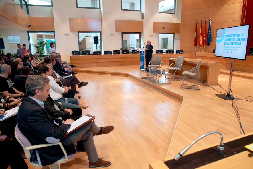 IIIer Encuentro de Comercio Urbano - Imagen lejana de un momento de uno de los conferenciantes dirigiéndose al público asistente.
