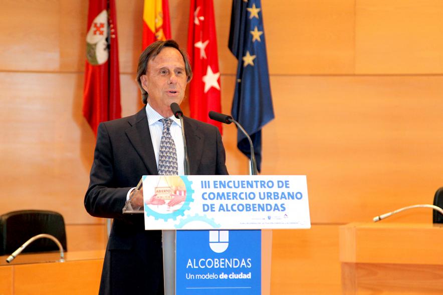 IIIer Encuentro de Comercio Urbano - Imagen del alcalde García de Vinuesa dirigiéndose al público asistente.