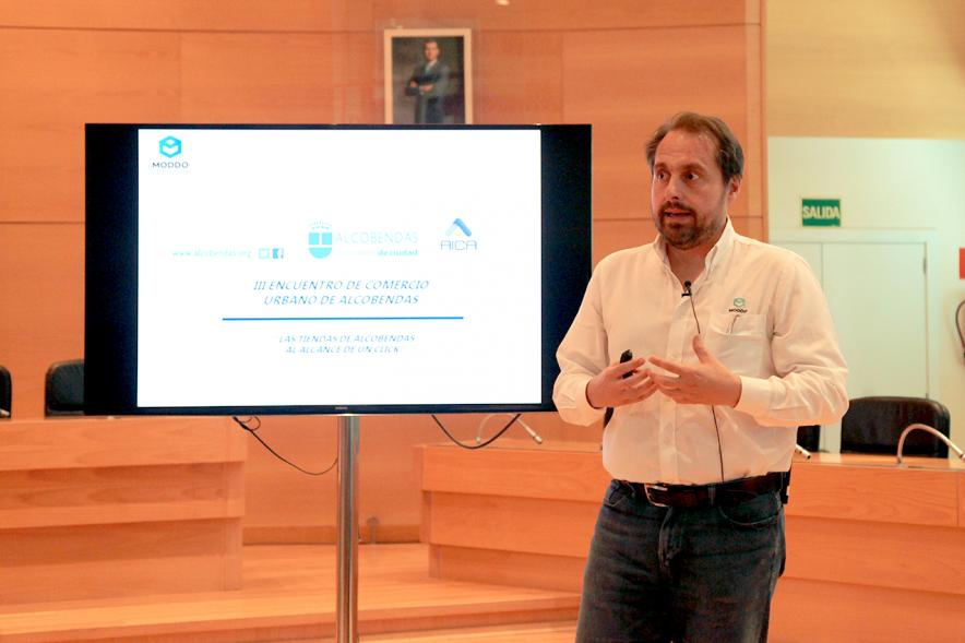 IIIer Encuentro de Comercio Urbano - Imagen de un momento de uno de los conferenciantes dirigiéndose al público asistente.