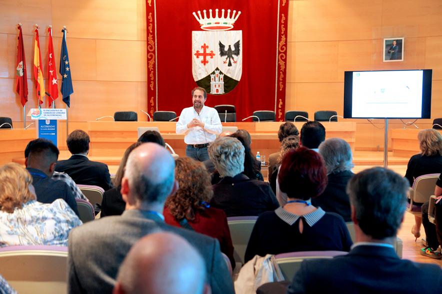 IIIer Encuentro de Comercio Urbano - Imagen de un momento de uno de los conferenciantes dirigiéndose al público asistente.
