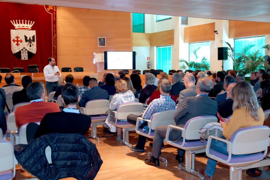 IIIer Encuentro de Comercio Urbano - Imagen de un momento de uno de los conferenciantes dirigiéndose al público asistente.