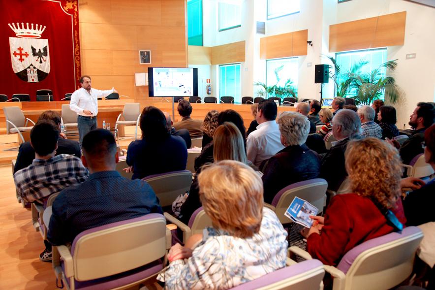 IIIer Encuentro de Comercio Urbano - Imagen de un momento de uno de los conferenciantes dirigiéndose al público asistente.